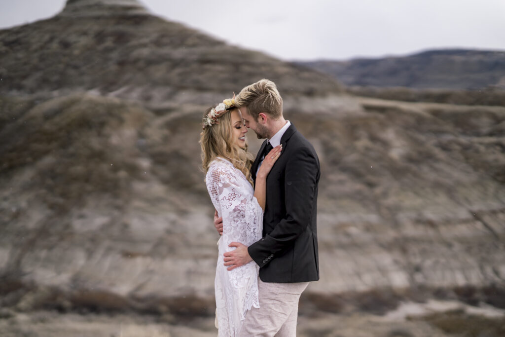 Drumheller Elopement guide helped these two with their dream wedding int he badlands. 